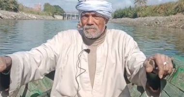 حكاية عم حسن بالمنيا.. يصطاد السمك بالمركب وينزل المياه فى عز البرد منذ 35 سنة