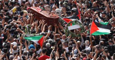 بأعلام فلسطين.. الآلاف يشيعون جثمان شيرين أبو عاقلة لمثواها الأخير بالقدس
